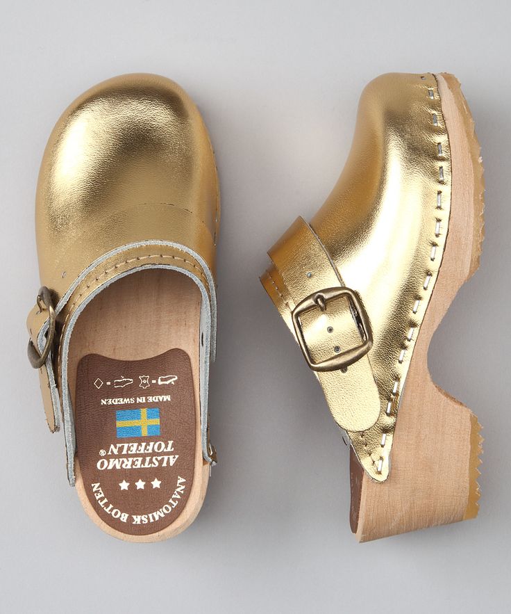 CAPE CLOGS